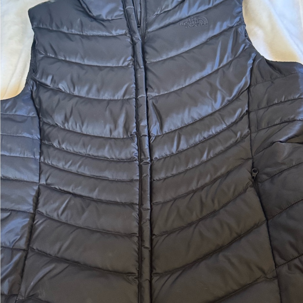 The North Face Women's Charcoal Puffer Vest - Picture 3 of 9